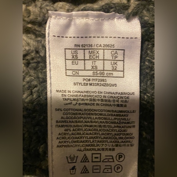 Guess sweater mens fits like M on tag is xs - Picture 9 of 10